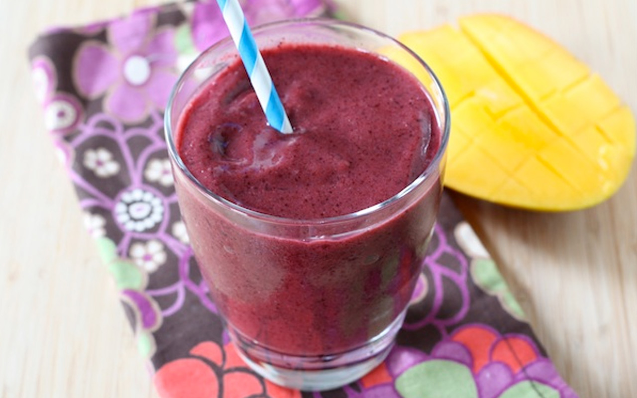 blueberry-and-mango-green-smoothie